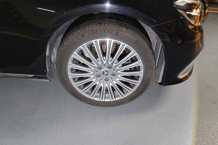 Used Mercedes-Benz E-Class 2023 E 300 L Luxury Model Right Front Wheel Hub