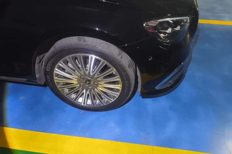 Used Mercedes-Benz E-Class 2023 Updated E 300 L Fashion Edition Right Front Wheel Hub