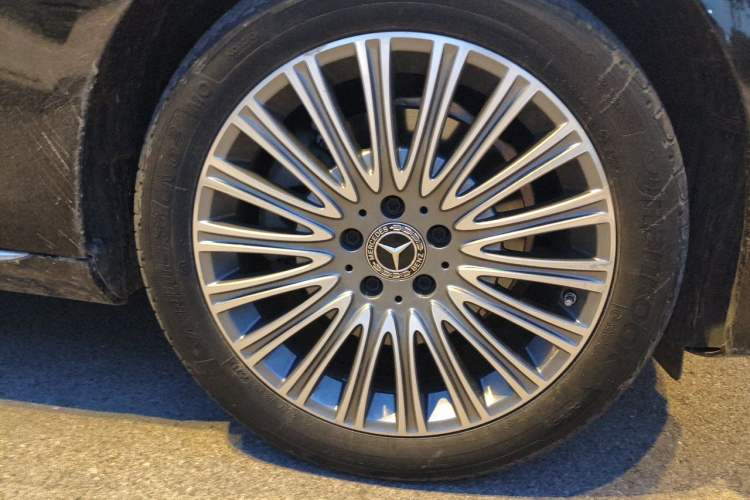 Used Mercedes-Benz E-Class 2023 Updated E 300 L Luxury Edition Right Front Wheel Hub