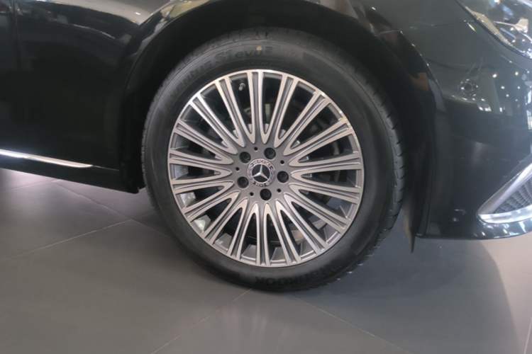 Used Mercedes-Benz E-Class 2023 E 300 L Luxury Model Right Front Wheel Hub
