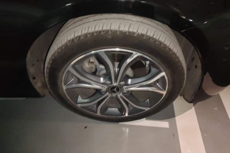 Used Mercedes-Benz E-Class 2023 E 300 L Sporty and Stylish Model Right Front Wheel Hub