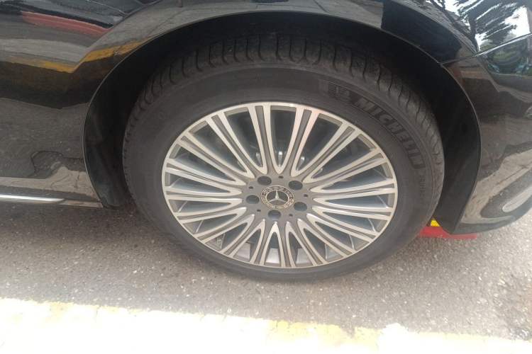 Used Mercedes-Benz E-Class 2023 E 300 L Luxury Model Right Front Wheel Hub