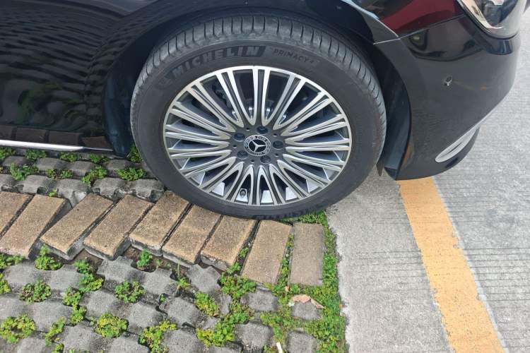 Used Mercedes-Benz E-Class 2023 E 300 L Luxury Model Right Front Wheel Hub