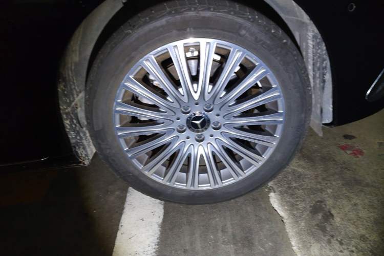 Used Mercedes-Benz E-Class 2023 Updated E 300 L Luxury Edition Right Front Wheel Hub