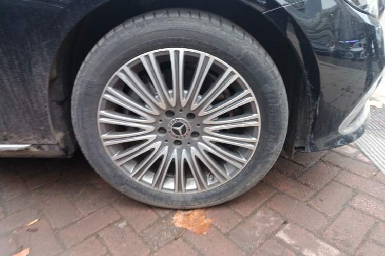 Used Mercedes-Benz E-Class 2023 E 300 L Luxury Model Right Front Wheel Hub