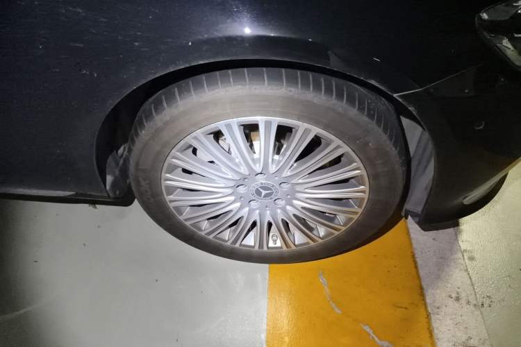 Used Mercedes-Benz E-Class 2023 Updated E 300 L Luxury Edition Right Front Wheel Hub