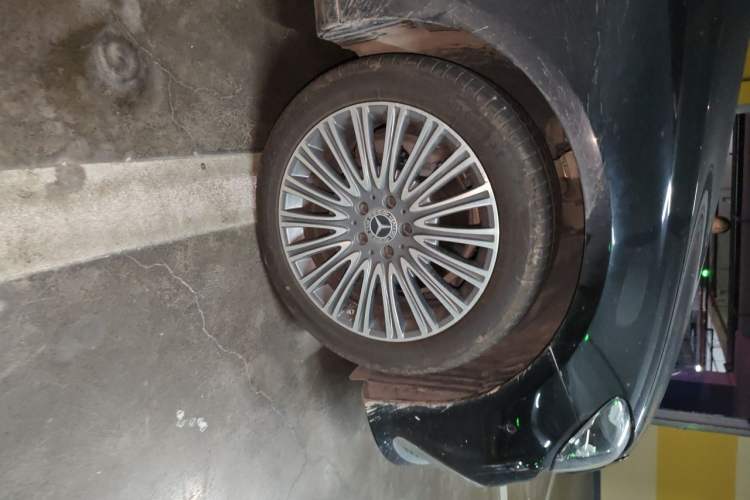 Used Mercedes-Benz E-Class 2023 E 300 L Luxury Model Right Front Wheel Hub