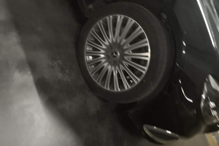 Used Mercedes-Benz E-Class 2023 E 300 L Luxury Model Right Front Wheel Hub