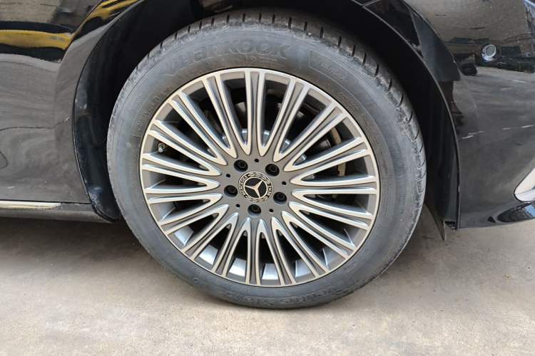 Used Mercedes-Benz E-Class 2023 Updated E 300 L Luxury Edition Right Front Wheel Hub