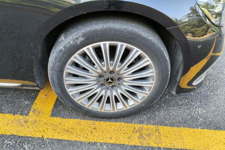 Used Mercedes-Benz E-Class 2023 Updated E 300 L Luxury Edition Right Front Wheel Hub