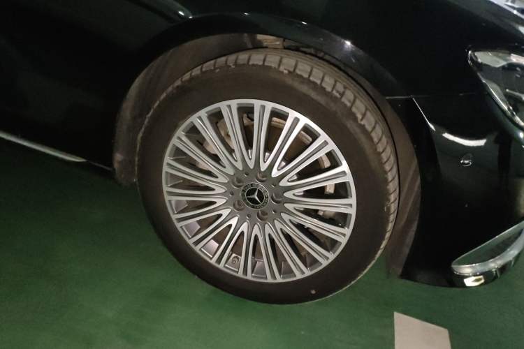 Used Mercedes-Benz E-Class 2023 E 300 L Prestige Edition Right Front Wheel Hub