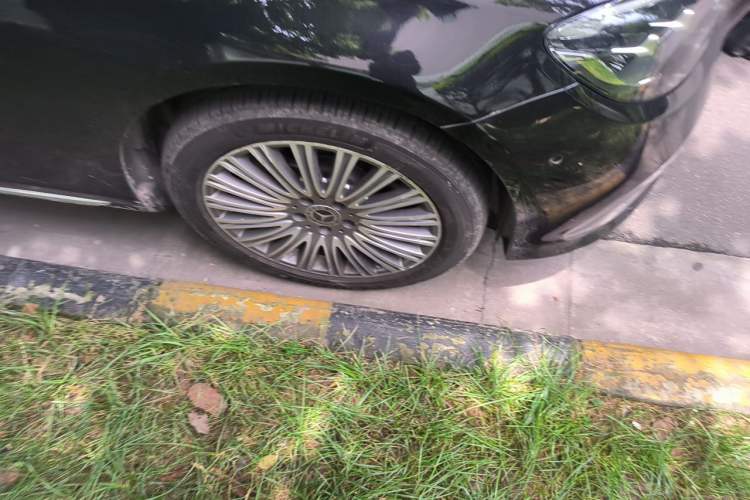Used Mercedes-Benz E-Class 2023 Updated E 300 L Luxury Edition Right Front Wheel Hub