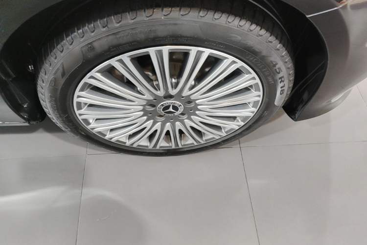 Used Mercedes-Benz E-Class 2023 E 300 L Luxury Model Right Front Wheel Hub