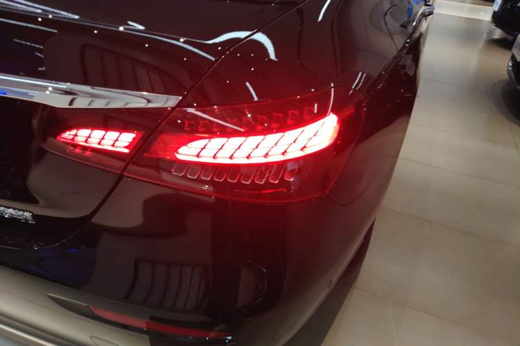 Used Mercedes-Benz E-Class 2023 Updated E 300 L Luxury Edition Right Rear Taillight