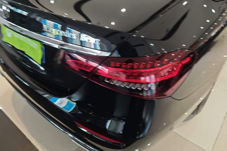 Used Mercedes-Benz E-Class 2023 Updated E 300 L Luxury Edition Right Rear Taillight