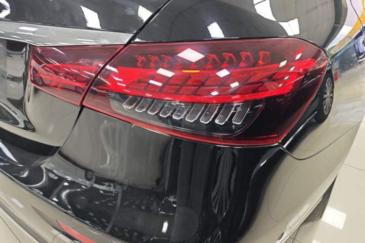 Used Mercedes-Benz E-Class 2023 Updated E 300 L Fashion Edition Right Rear Taillight