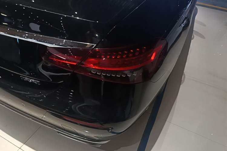 Used Mercedes-Benz E-Class 2023 Updated E 300 L Luxury Edition Right Rear Taillight