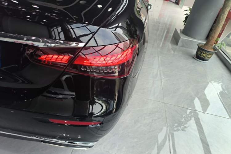 Used Mercedes-Benz E-Class 2023 Updated E 300 L Luxury Edition Right Rear Taillight