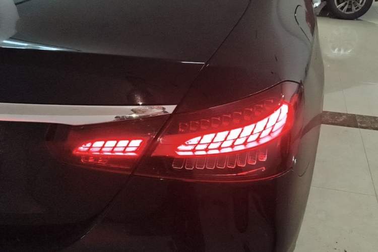 Used Mercedes-Benz E-Class 2023 Updated E 300 L Luxury Edition Right Rear Taillight