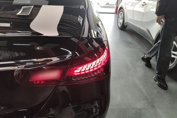 Used Mercedes-Benz E-Class 2023 Updated E 300 L Fashion Edition Right Rear Taillight