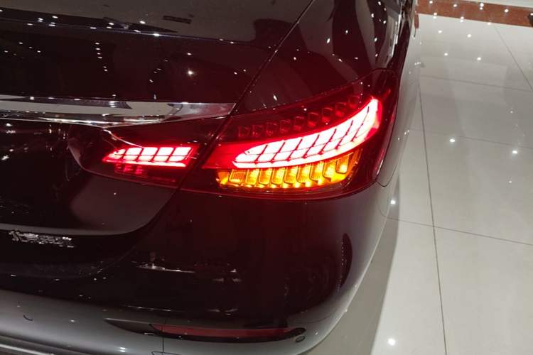 Used Mercedes-Benz E-Class 2023 Updated E 300 L Luxury Edition Right Rear Taillight