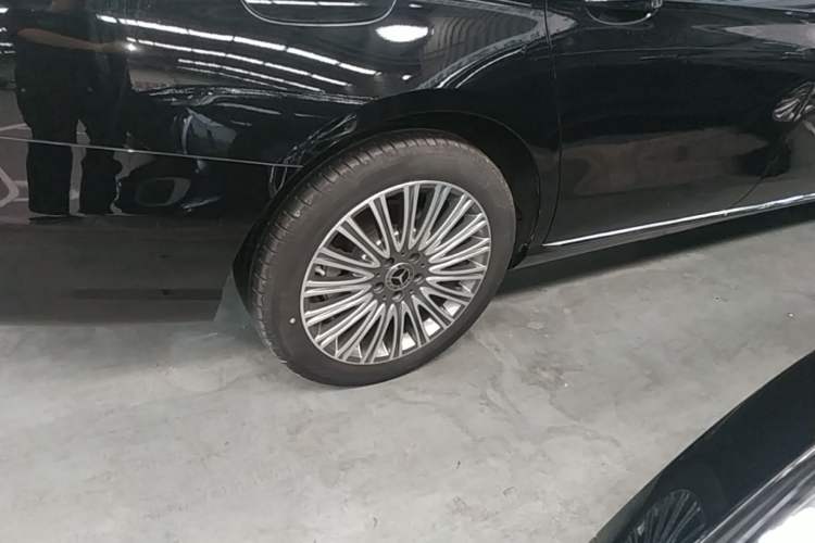 Used Mercedes-Benz E-Class 2023 Updated E 300 L Luxury Edition Right Rear Wheel Hub