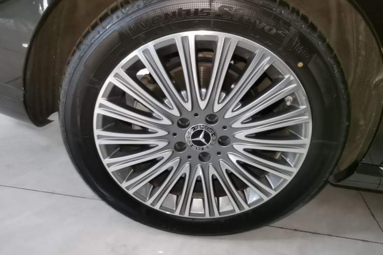 Used Mercedes-Benz E-Class 2023 Updated E 300 L Luxury Edition Right Rear Wheel Hub