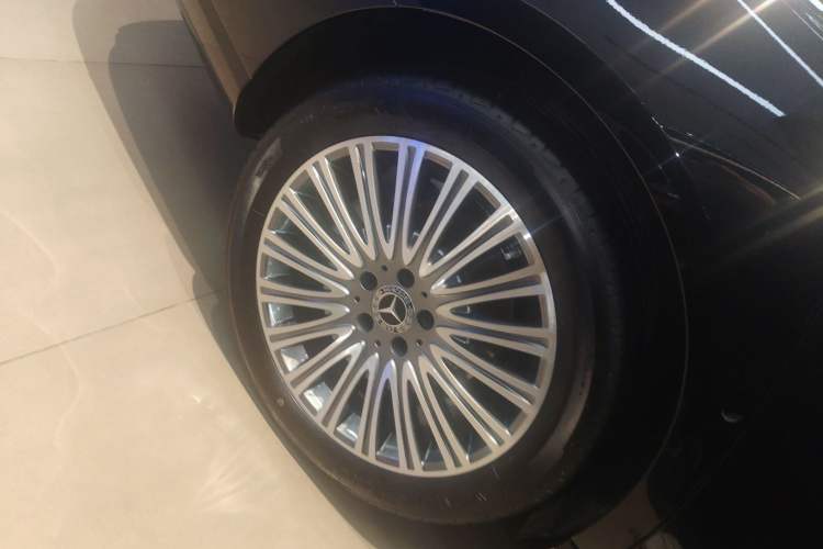 Used Mercedes-Benz E-Class 2023 Updated E 300 L Fashion Edition Right Rear Wheel Hub