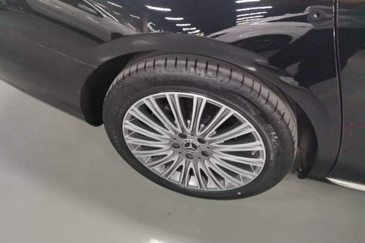 Used Mercedes-Benz E-Class 2023 Updated E 300 L Luxury Edition Right Rear Wheel Hub