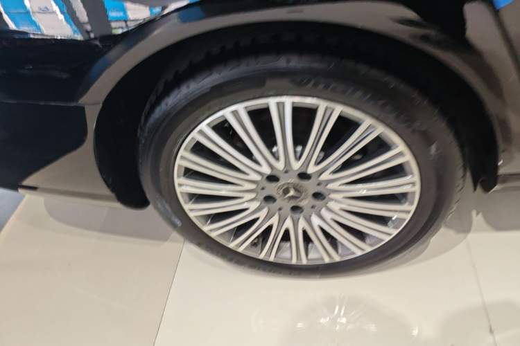 Used Mercedes-Benz E-Class 2023 Updated E 300 L Luxury Edition Right Rear Wheel Hub