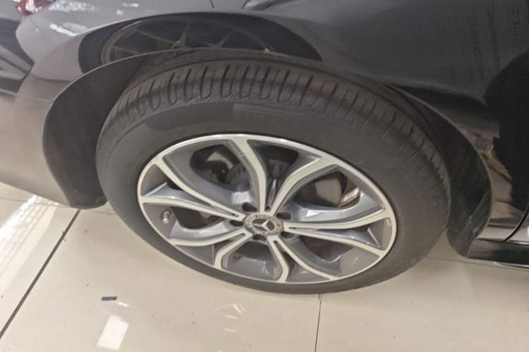 Used Mercedes-Benz E-Class 2023 Restyled E 300 L Sporty and Stylish Edition Right Rear Wheel Hub