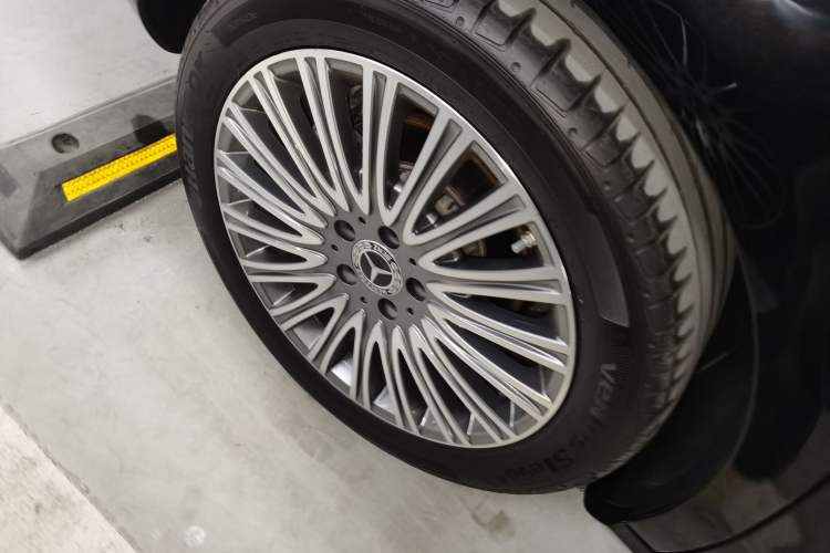 Used Mercedes-Benz E-Class 2023 Updated E 300 L Luxury Edition Right Rear Wheel Hub