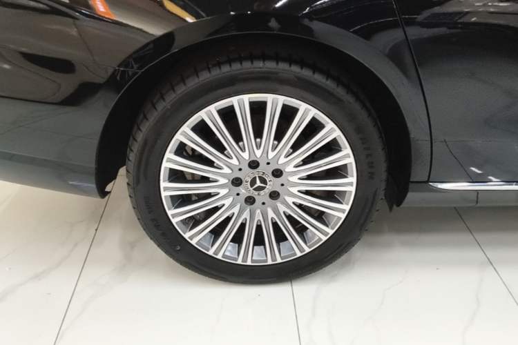 Used Mercedes-Benz E-Class 2023 Updated E 300 L Luxury Edition Right Rear Wheel Hub