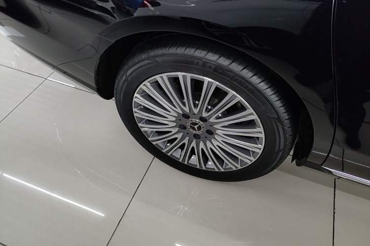 Used Mercedes-Benz E-Class 2023 Updated E 300 L Luxury Edition Right Rear Wheel Hub