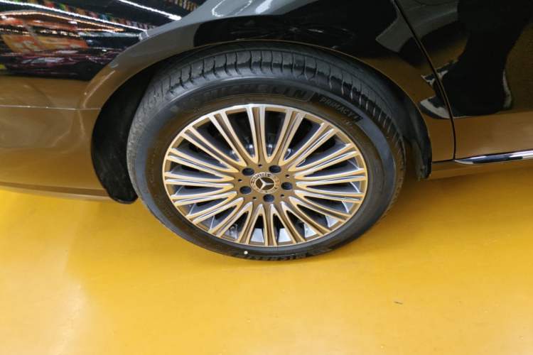 Used Mercedes-Benz E-Class 2023 Updated E 300 L Luxury Edition Right Rear Wheel Hub