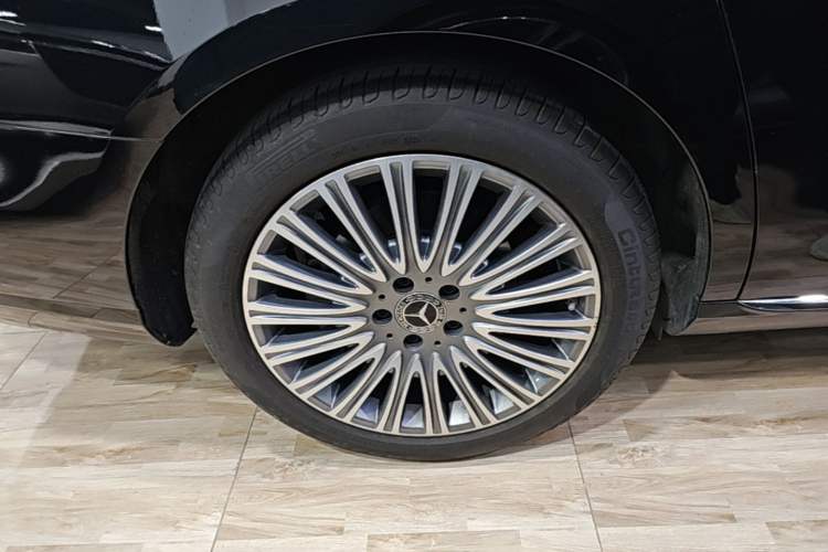 Used Mercedes-Benz E-Class 2023 E 300 L Luxury Model Right Rear Wheel Hub