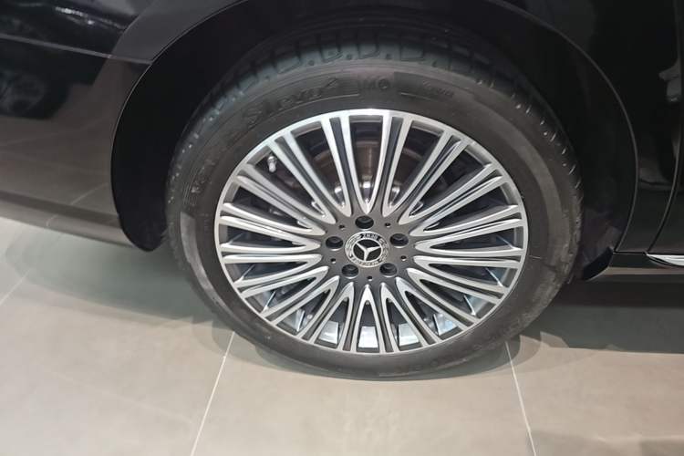 Used Mercedes-Benz E-Class 2023 Updated E 300 L Luxury Edition Right Rear Wheel Hub