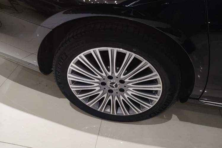 Used Mercedes-Benz E-Class 2023 Updated E 300 L Luxury Edition Right Rear Wheel Hub