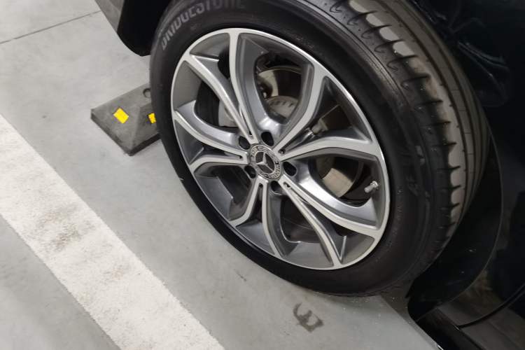Used Mercedes-Benz E-Class 2023 Restyled E 300 L Sporty and Stylish Edition Right Rear Wheel Hub