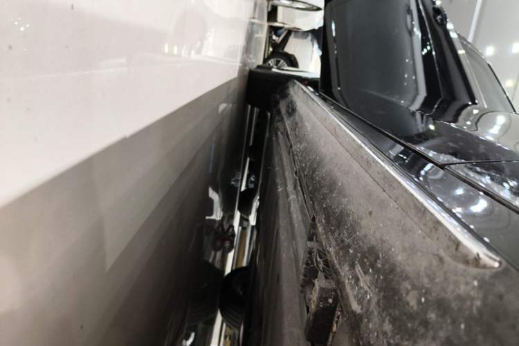 Used Mercedes-Benz E-Class 2023 Restyled E 300 L Sporty and Stylish Edition Right Side Sill