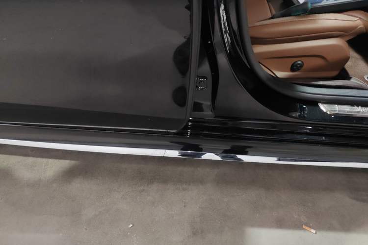 Used Mercedes-Benz E-Class 2023 Restyled E 300 L Sport Luxury Edition Right Side Sill