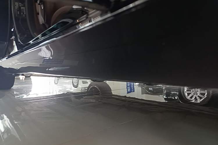 Used Mercedes-Benz E-Class 2023 Updated E 300 L Fashion Edition Right Side Sill