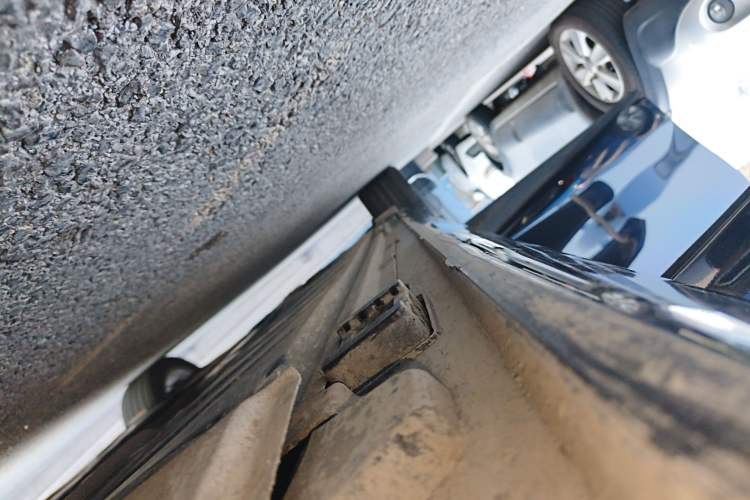 Used Mercedes-Benz E-Class 2023 E 300 L Luxury Model Right Side Sill