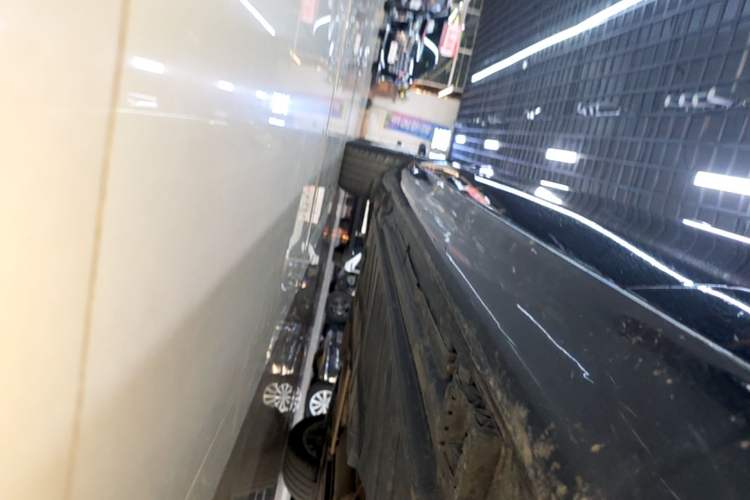 Used Mercedes-Benz E-Class 2023 Updated E 300 L Fashion Edition Right Side Sill