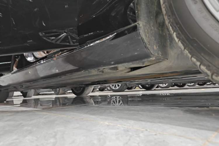 Used Mercedes-Benz E-Class 2023 E 300 L Luxury Model Right Side Sill