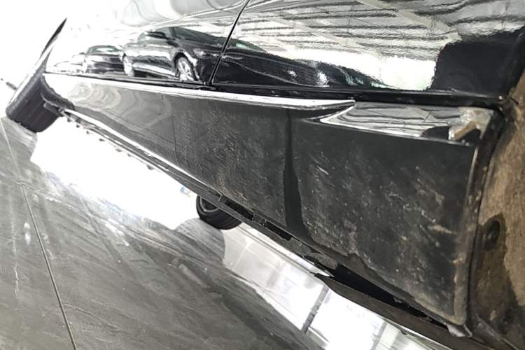 Used Mercedes-Benz E-Class 2023 Updated E 300 L Fashion Edition Right Side Sill