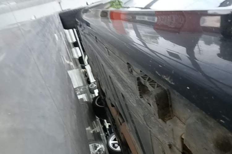 Used Mercedes-Benz E-Class 2023 E 300 L Luxury Model Right Side Sill