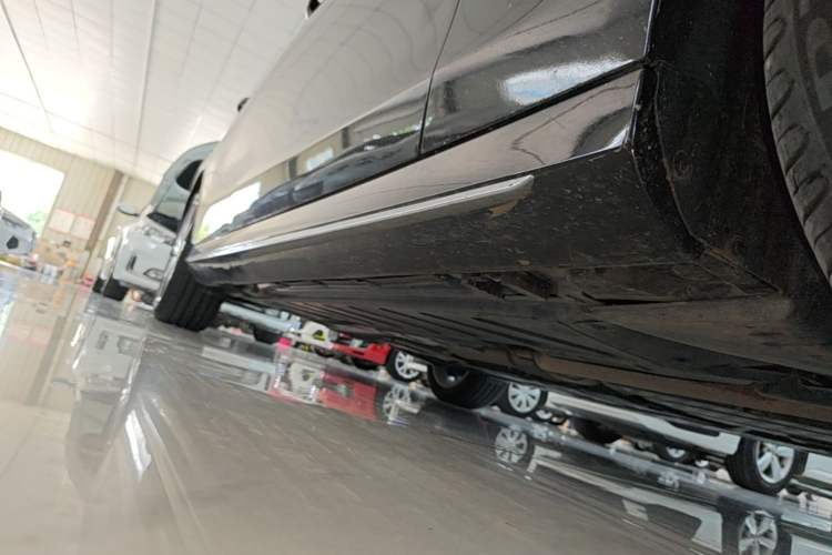 Used Mercedes-Benz E-Class 2023 Restyled E 300 L Sporty and Stylish Edition Right Side Sill