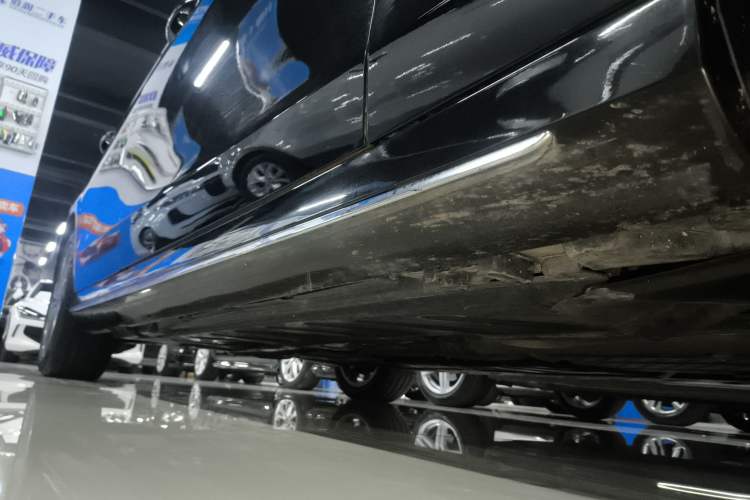 Used Mercedes-Benz E-Class 2023 E 300 L Sport Luxury Edition Right Side Sill