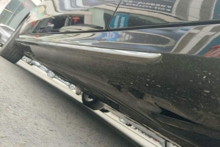 Used Mercedes-Benz E-Class 2023 E 300 L Sporty and Stylish Model Right Side Sill